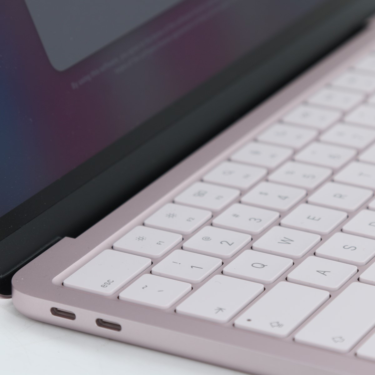 Apple MacBook A3404 13″Blush 256GB 8GB 100% Battery – Mint Condition (FPP011930)
