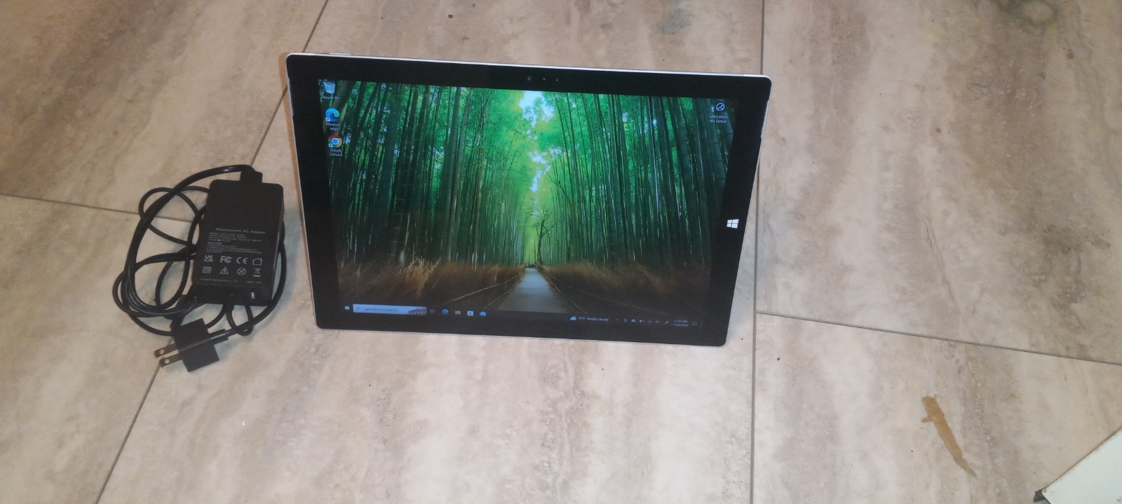 Microsoft Surface Pro 3 with detachable keyboard Intel i5 8GB Ram 256GB SSD