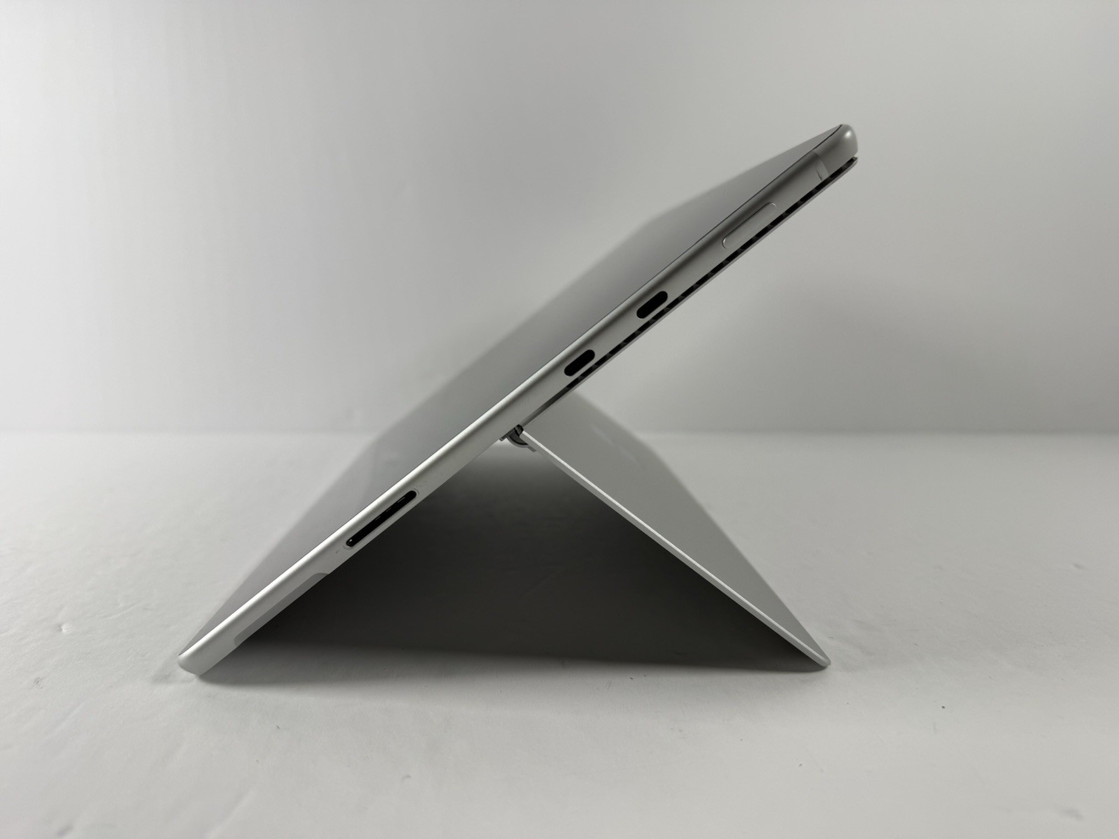 Microsoft Surface Pro 8 (1982) i5-1145G7 – 16GB RAM – 256GB 120Hz – Win 11 Pro