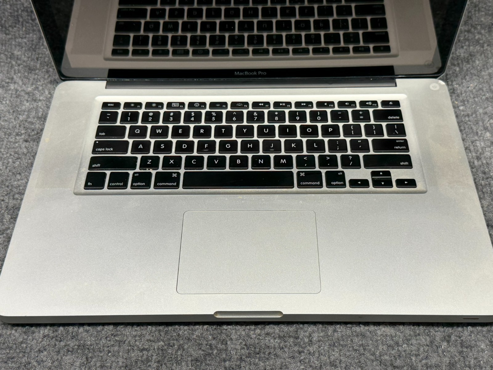 Apple MacBook Pro A1286 15″ Laptop Intel Core 2 Duo P8600 2.40GHz 4GB RAM 250GB