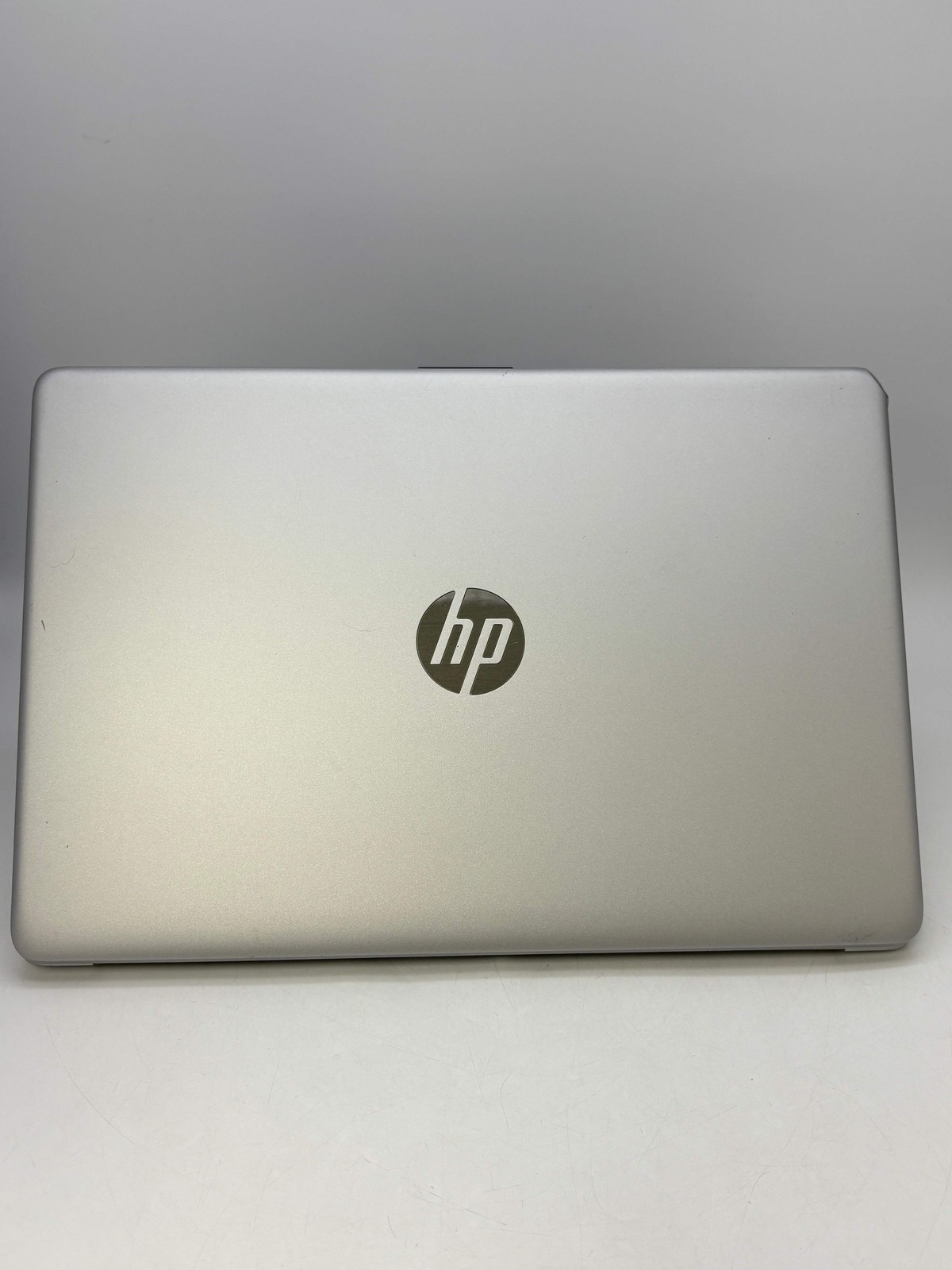 HP 15-DW007NR Intel Core i7-8565U 8GB RAM 512GB SSD – Cracked plastic bezel