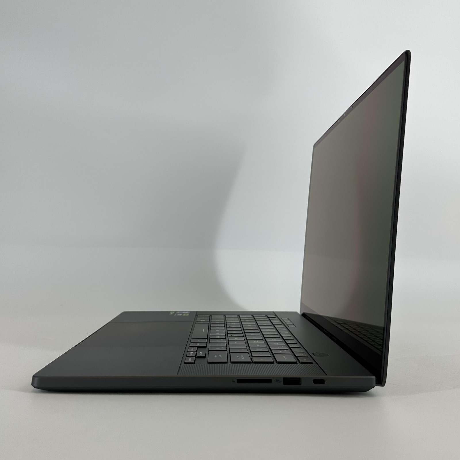 Asus ROG Zephyrus G16 GU605 240Hz QHD+ 2.5GHz Ultra 9 185H 32GB 2TB SSD RTX 4090