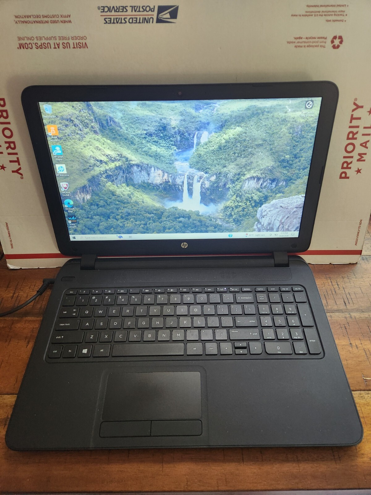HP 15-1387wm 15.6″ Touchscreen ( AMD A8 @ 2.20GHz, 4GB Ram, 500GB HDD ) Win 10