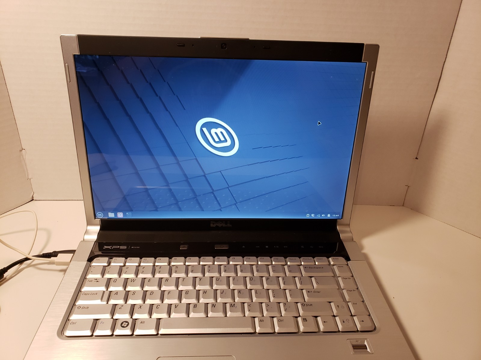 Dell XPS M1530 Notebook 4GB RAM, 250GB SSD, Slot DVD-RW w/AC Adapter & Case