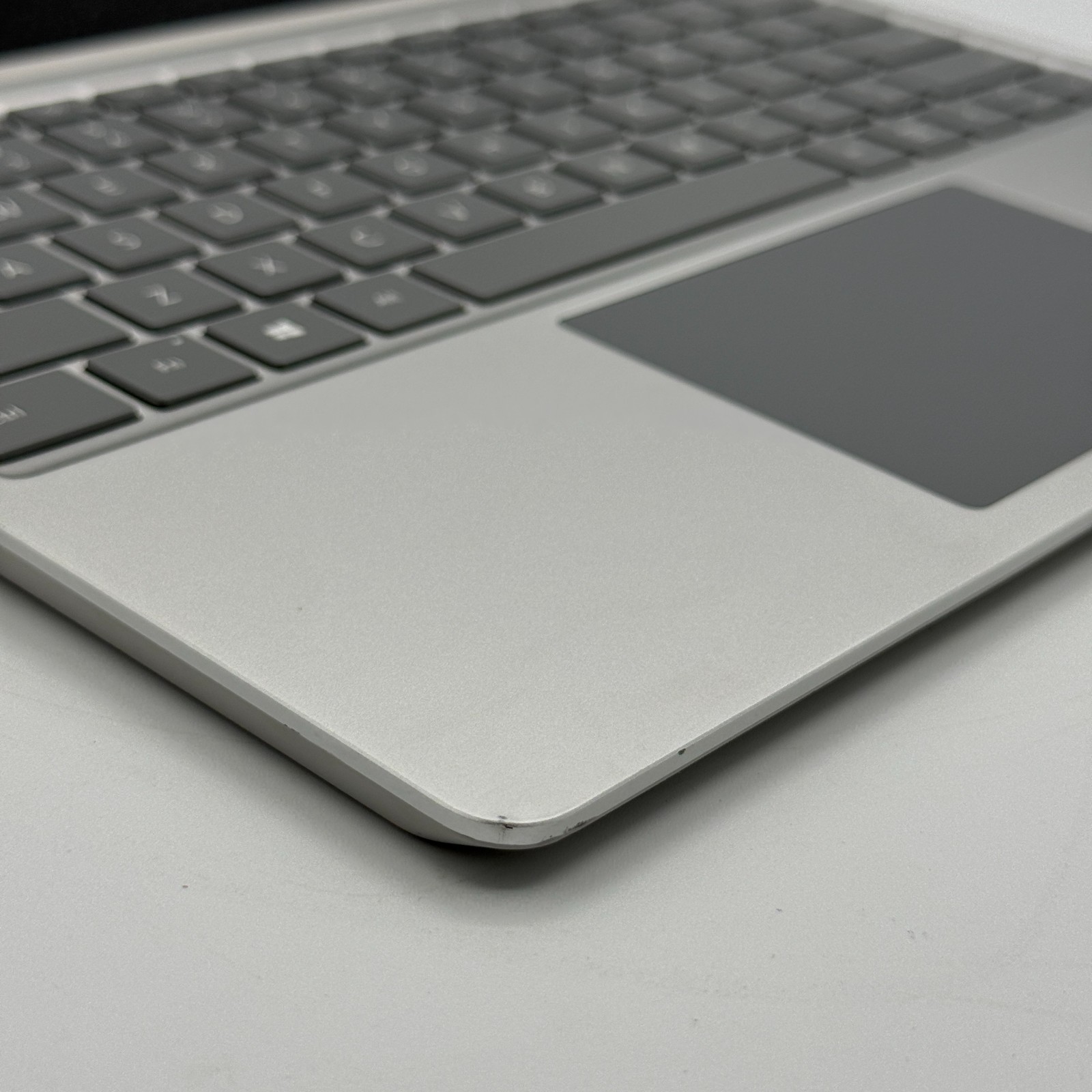 Microsoft Surface Laptop Go 1943 12.4″ i5-1035G 1 1.0GHz 4GB RAM 64GB SSD