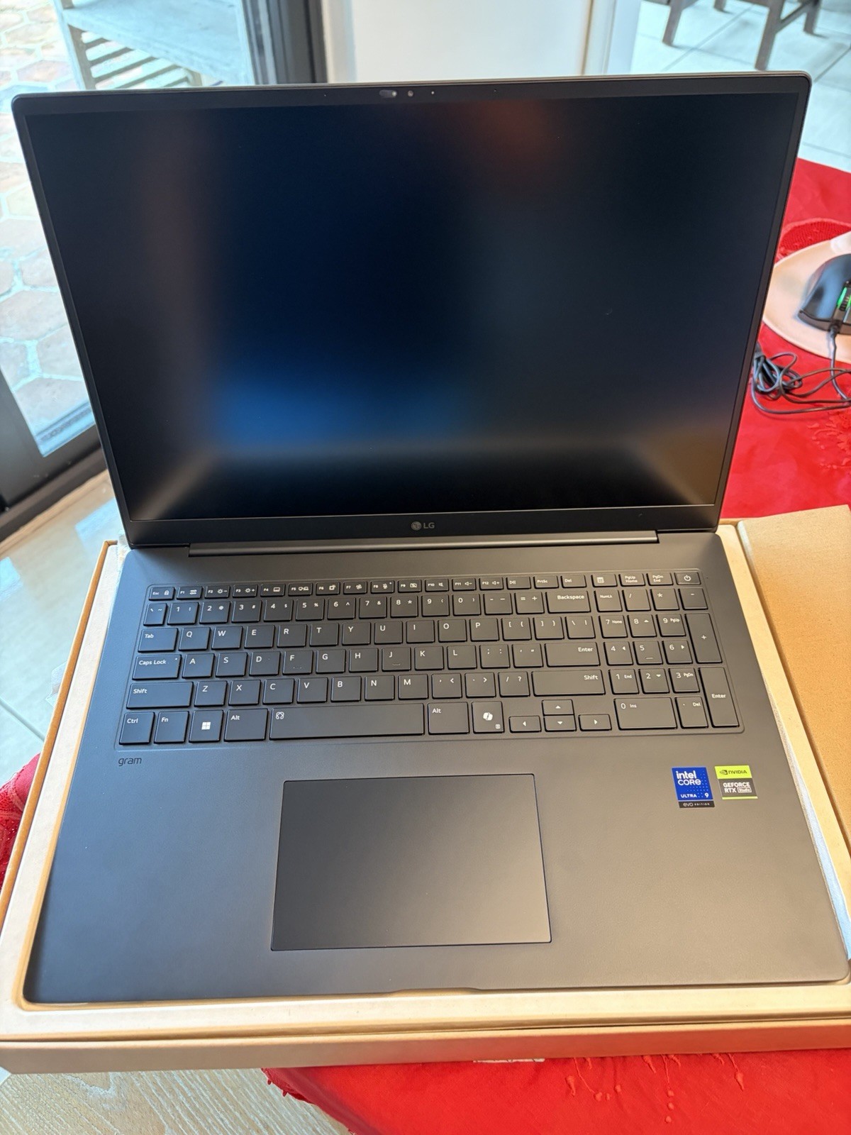 LG gram 17Z90TR-E.ADB9U1 17″ Ultra 9 32GB 2TB RTX 5050 Notebook