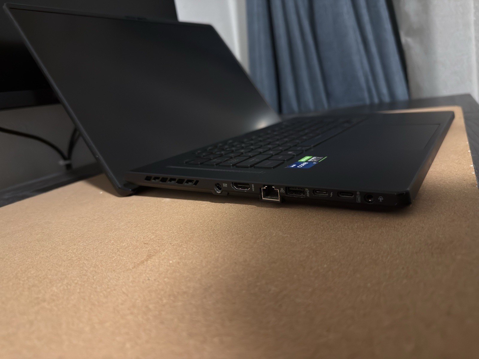 ASUS ROG Zephyrus M16 Intel i7, RTX 3050Ti, 16GB RAM, 512GB SSD, Win 11, Charger