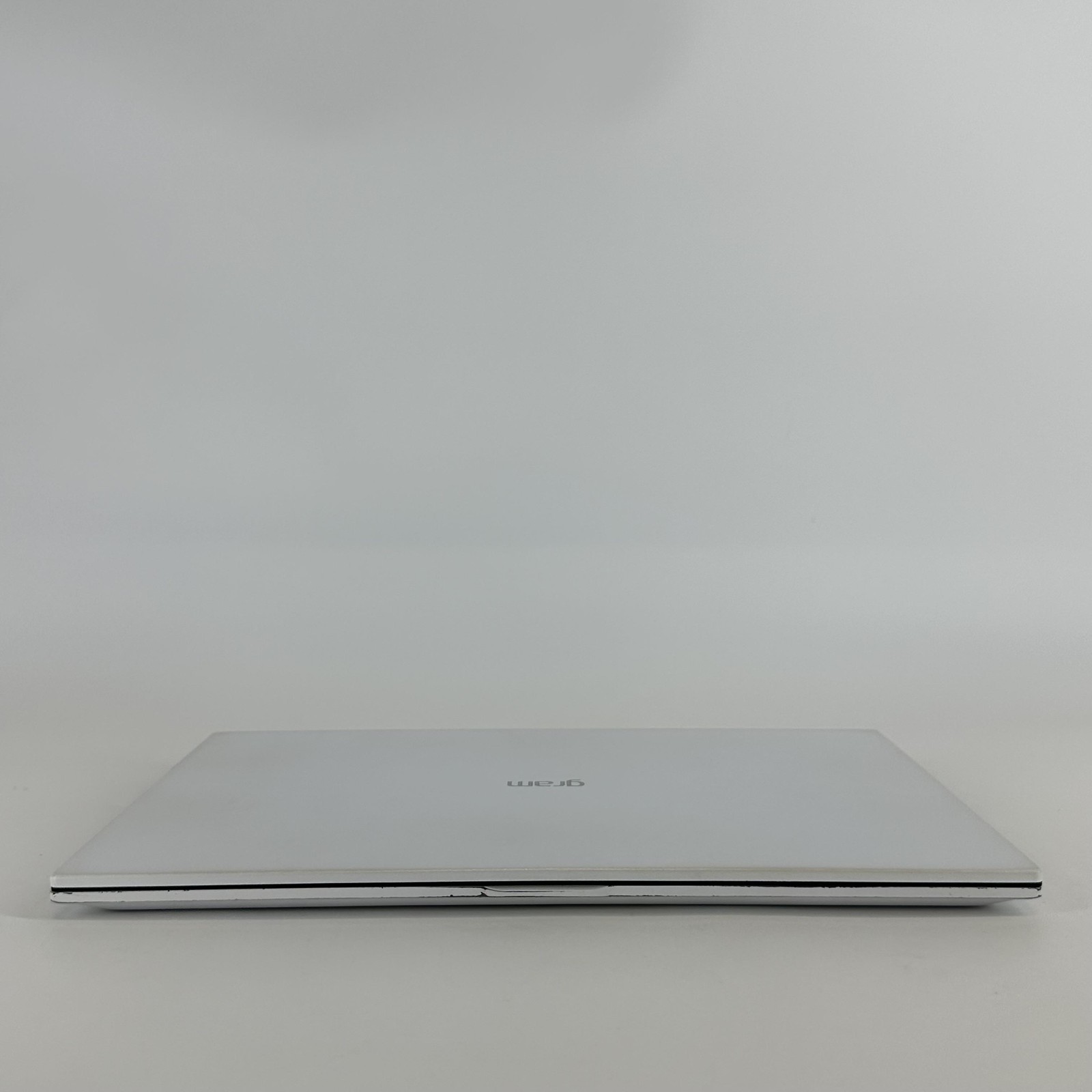 LG Gram 14 White FHD+ 1.7 GHz i5-1240P 8GB 512GB SSD Good