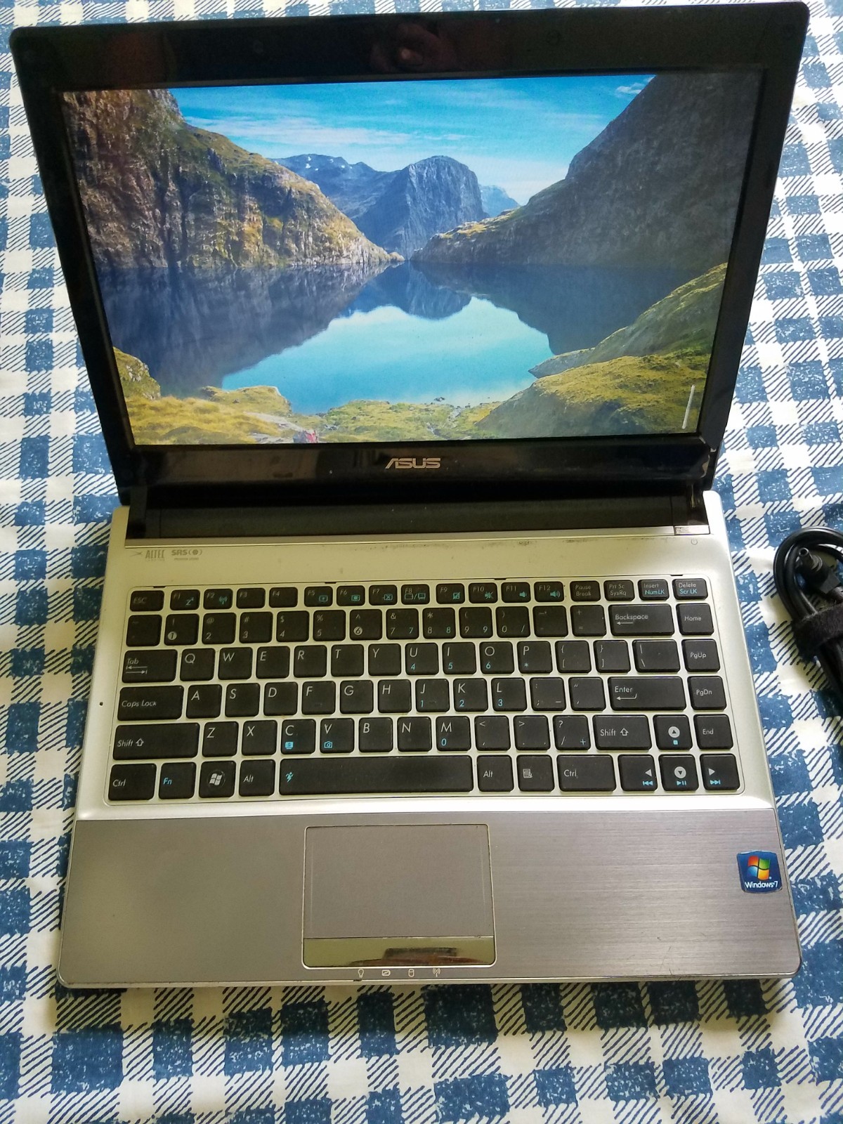 ASUS laptop U30J Laptop Intel Core i3 M370@ 2.4GHz 4GB 320GB HDD Windows 10