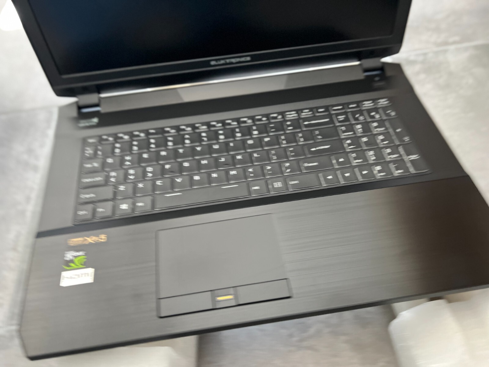 Eluktronics P670HP6 17.3″ Gaming Laptop i7 7700HQ GTX 1060 Windows 10 (Complete)