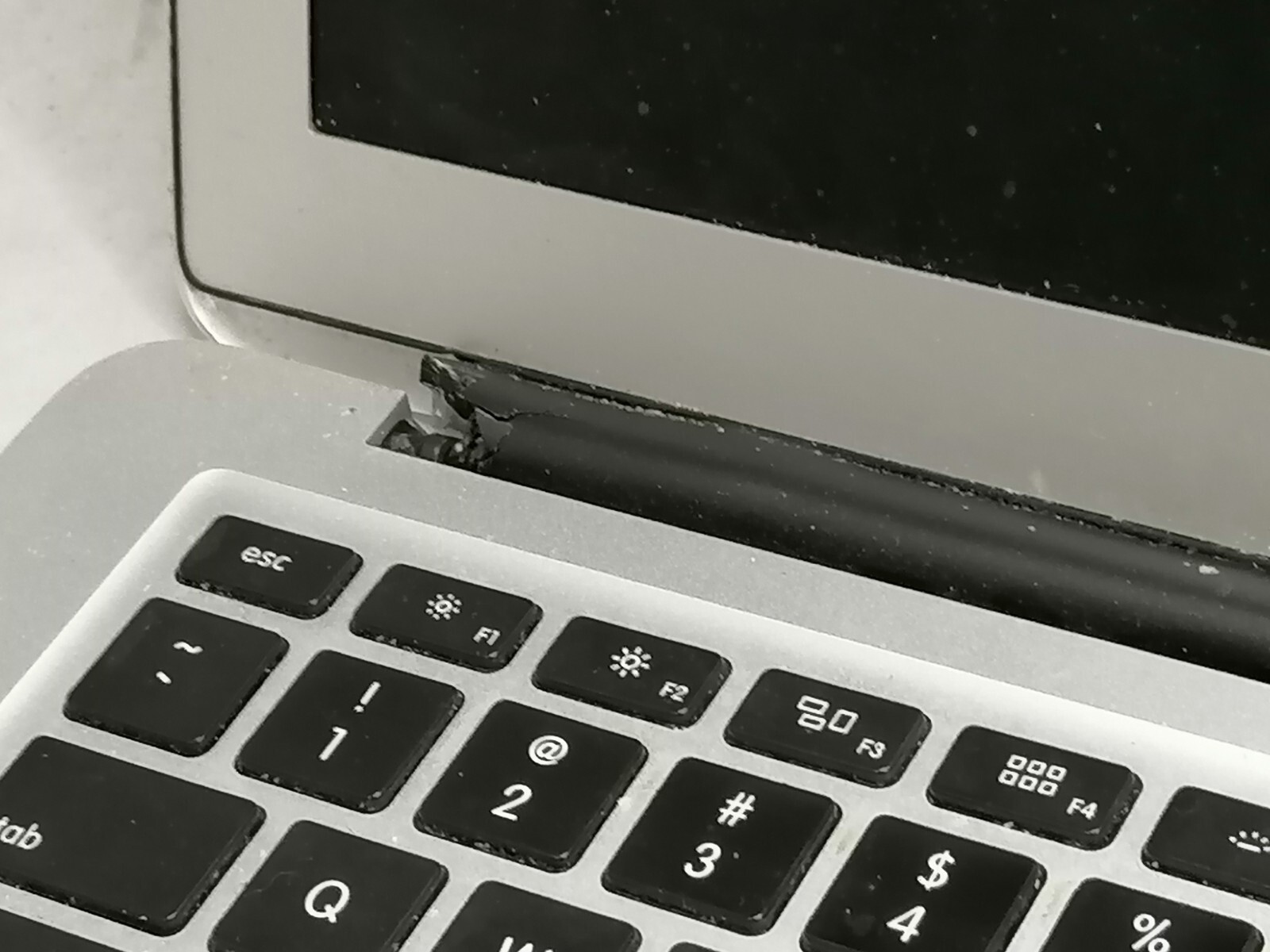 FOR PARTS 2013 13.3″ Apple MacBook Air A1466 (i5-4250U/NO RAM/NO HDD)