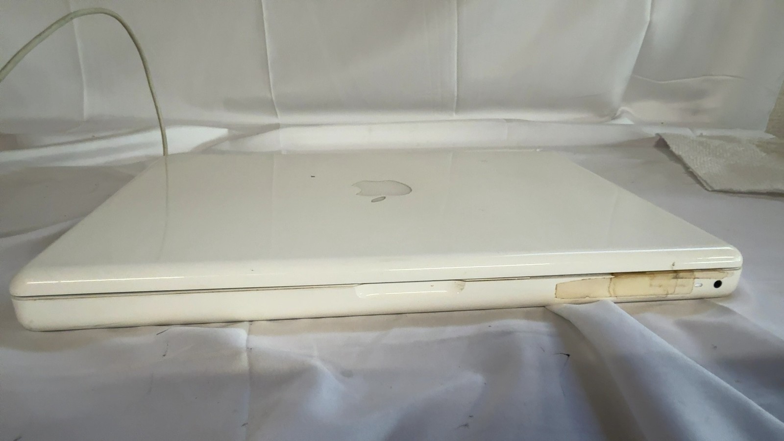 Apple MacBook 2.16GHz Intel Core 2 Duo 2GB DDR2 120GB HDD 13.3″ White