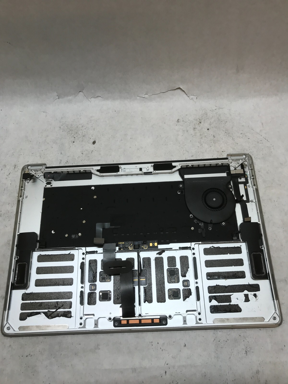 Apple MacBook Pro Touch/2018 A1990 Palmrest NO MOTHERBOARD For Parts/Repair – DW
