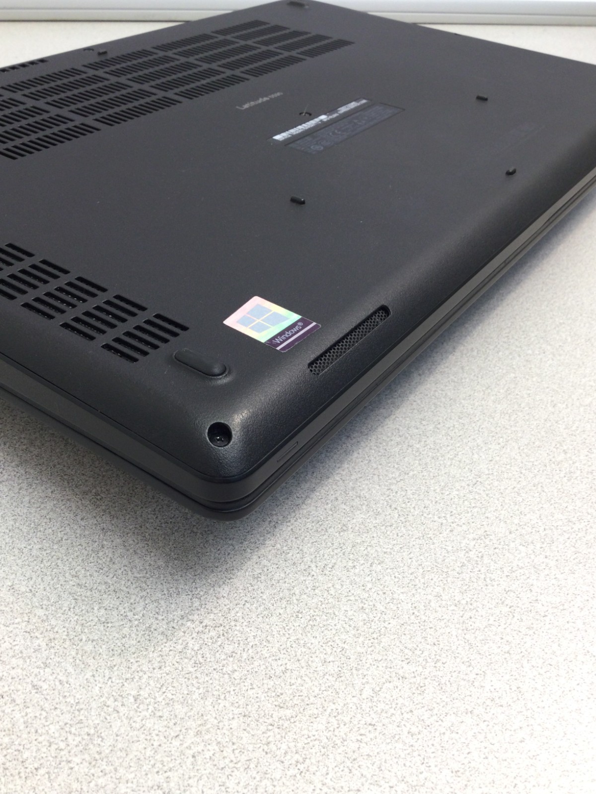 Dell Latitude 5590 15.6″ (256GB SSD, Intel Core i5-8250U, 1.6GHz, 8GB RAM