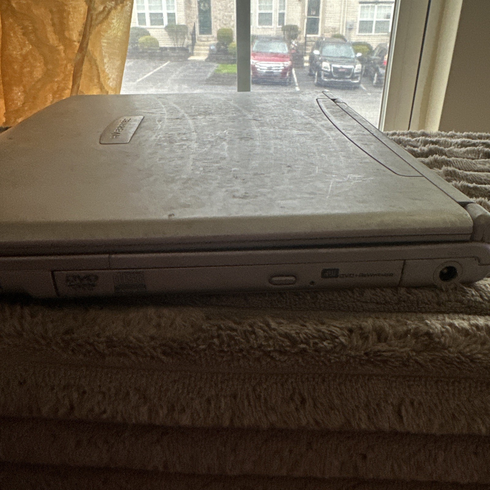 averatec laptop E-1200 With DVD Player No Charger See Description