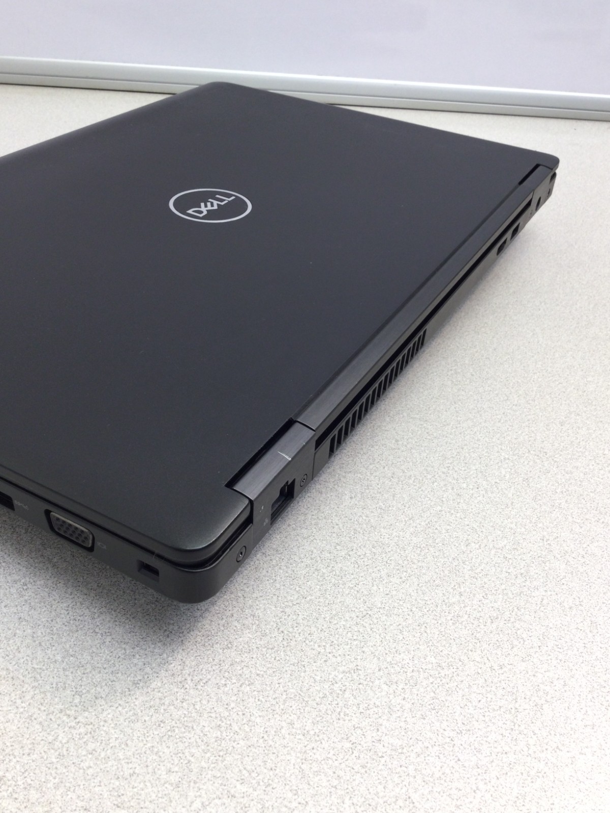 Dell Latitude 5590 15.6″ (256GB SSD, Intel Core i5-8250U, 1.6GHz, 8GB RAM