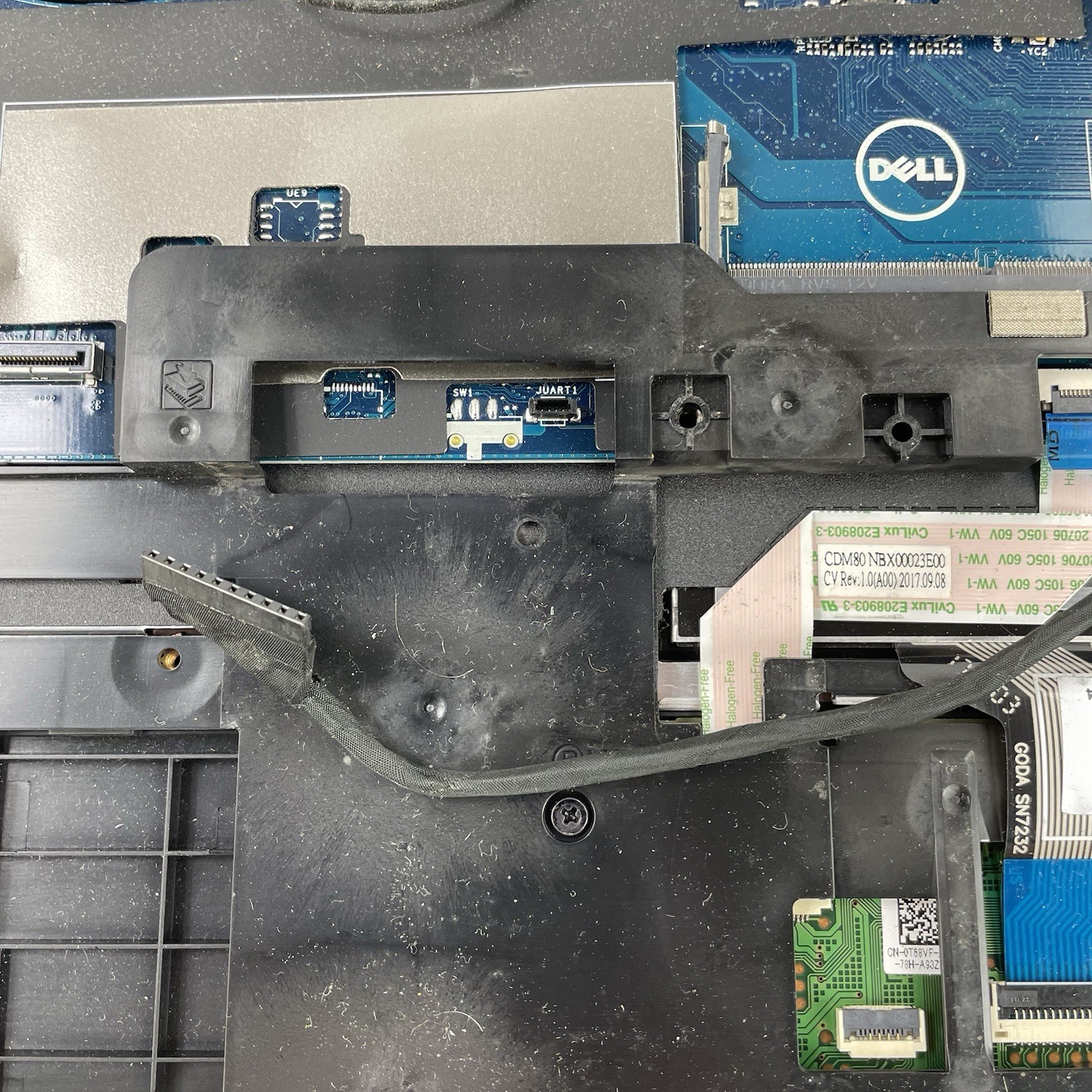 Dell Latitude 5580 15.6″ i5-7300U 2.6 GHz 8 GB RAM No SSD/OS/AC – No Hinge Cover