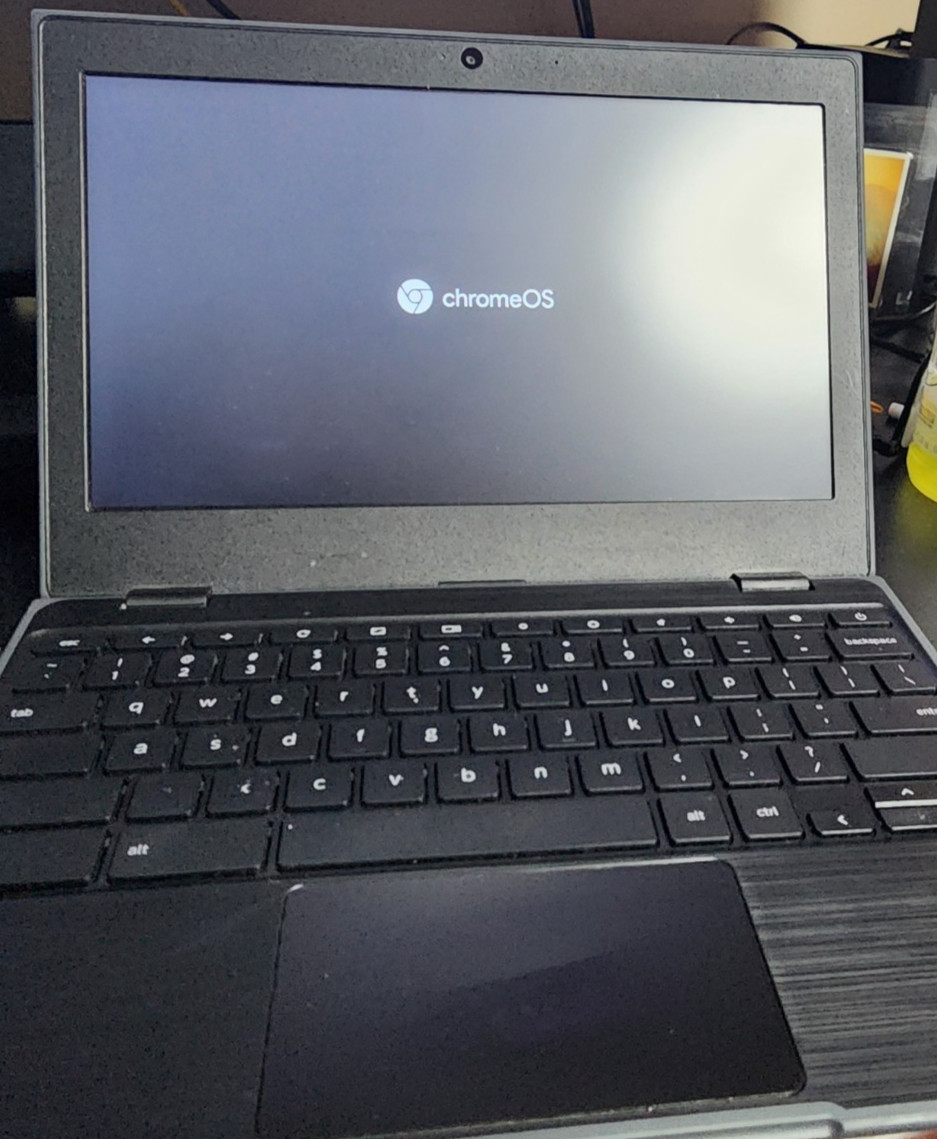 Lenovo 100e Chromebook 2nd Gen AMD 4GB RAM 32GB eMMC 11.6″ w/charger