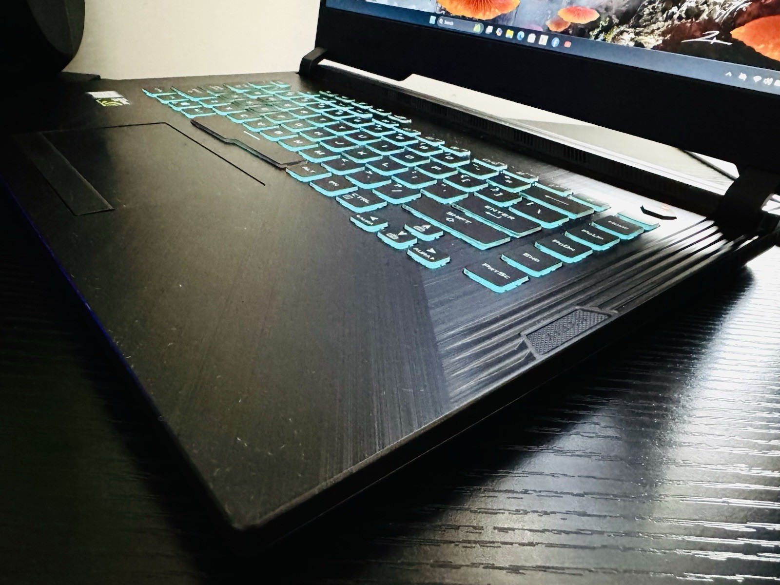 ASUS ROG STRIX 15.6″ GAMING LAPTOP 6-CORE i7 9TH GEN 16GB RAM/500 SSD. VERY NICE