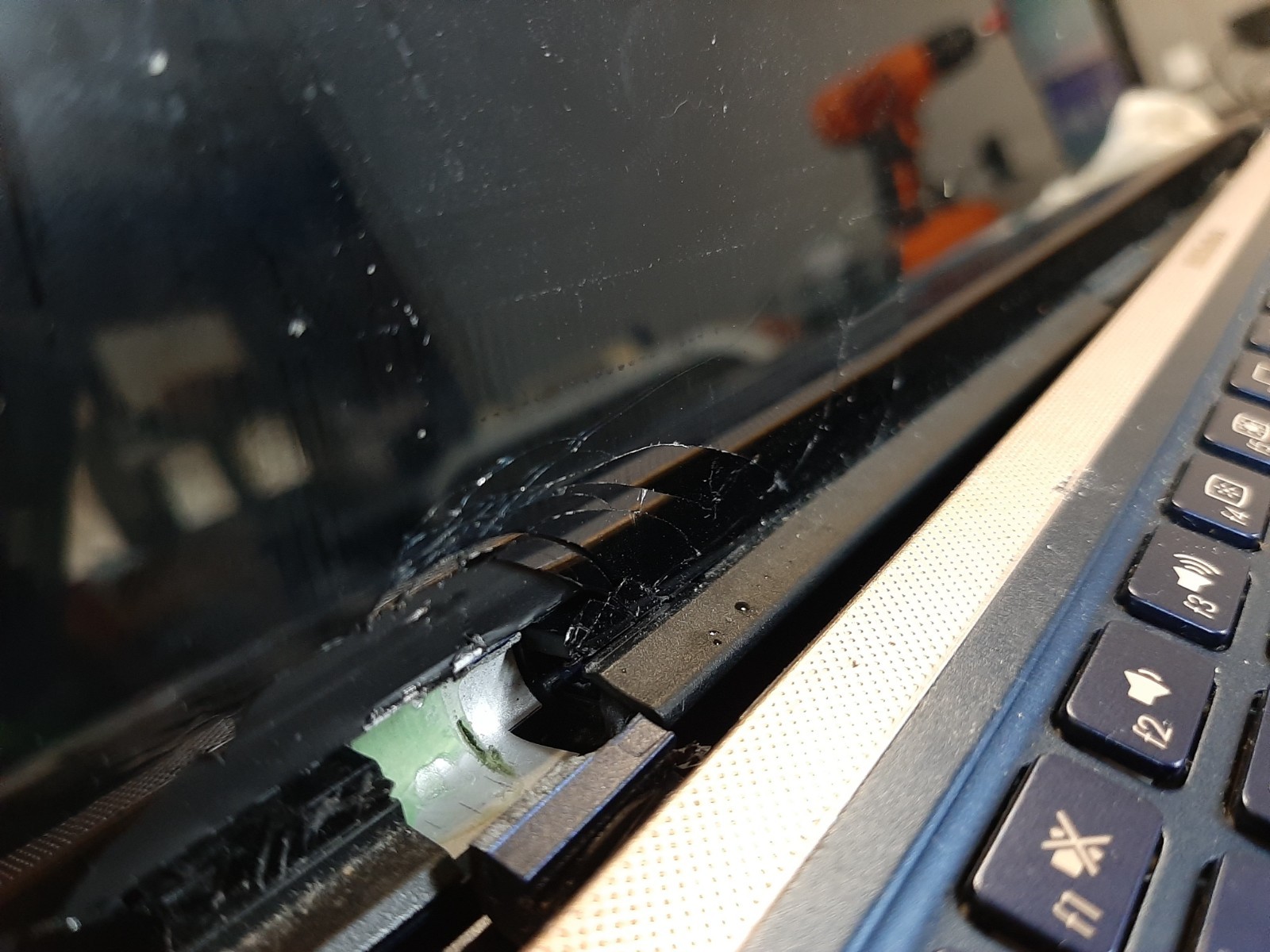 Asus ZenBook 15 15.6″ i7-10510u 16GB RAM No SSD No Battery – FOR PARTS
