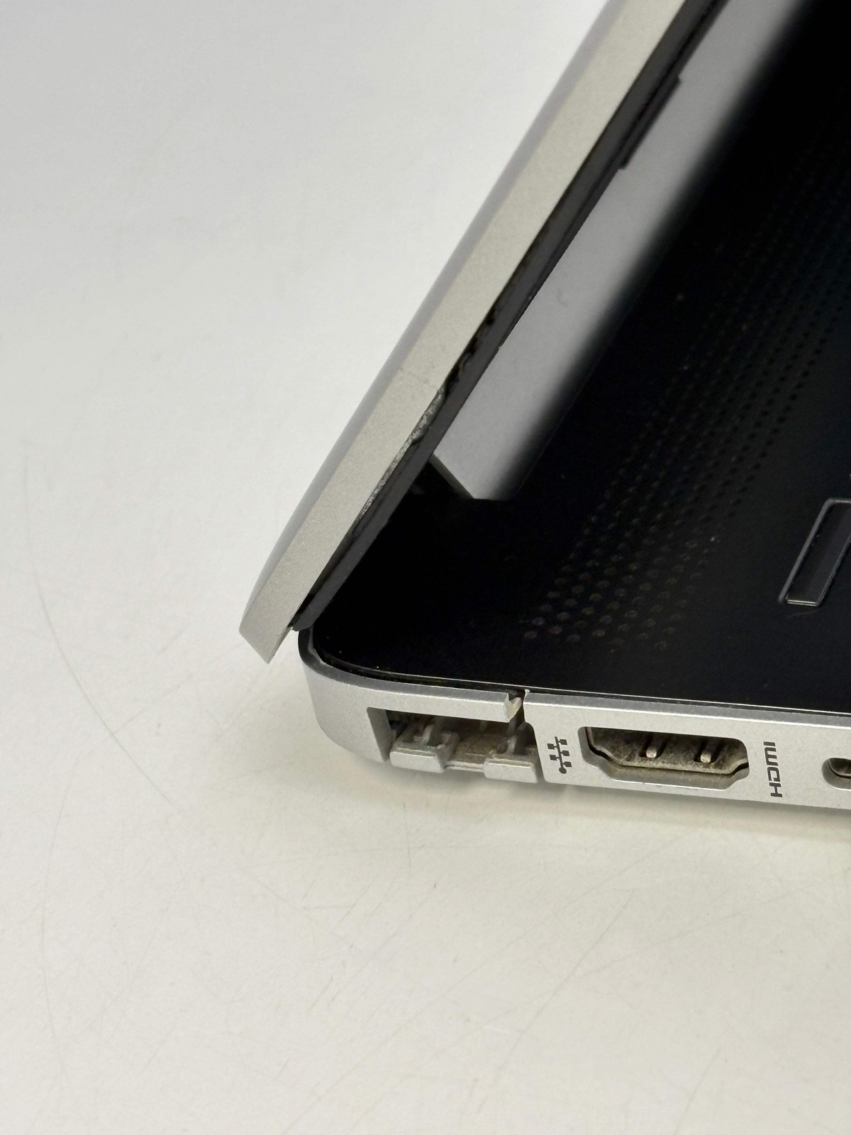 HP 15-DW007NR Intel Core i7-8565U 8GB RAM 512GB SSD – Cracked plastic bezel