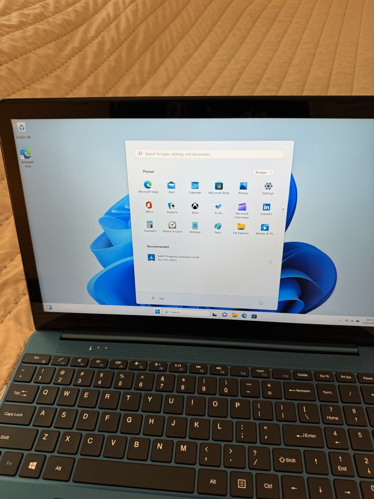 Gateway GWTN156-9BL 15.6″ FHD i5-1135G7 2.4GHz Intel Iris Xe Graphics 16GB RAM