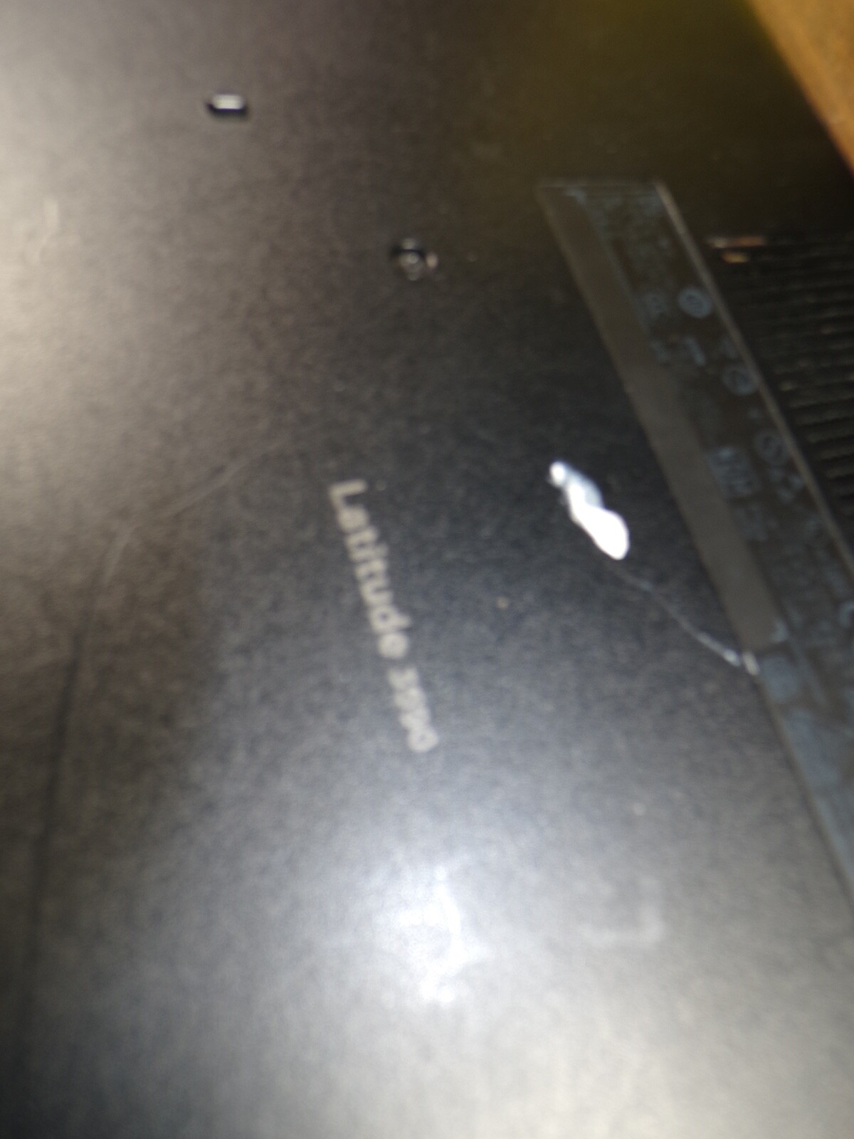 DELL LATITUDE 3590 INTEL CORE I5-8250U 1.60GHZ 8GB RAM **CRACKED SCREEN **NO HD