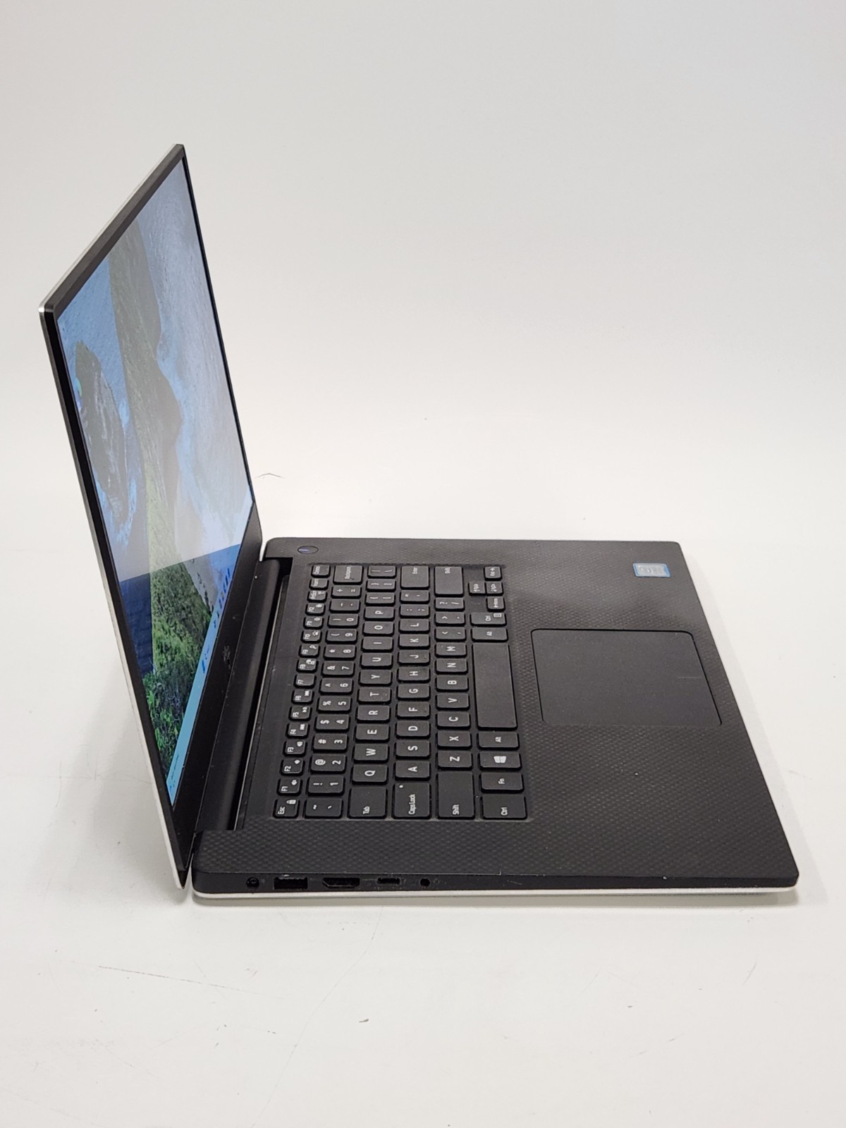 Dell Precision 5530 15.6″ FHD i7-8850H 2.6Ghz 16GB RAM 256GB SSD W11P P1000 + AC