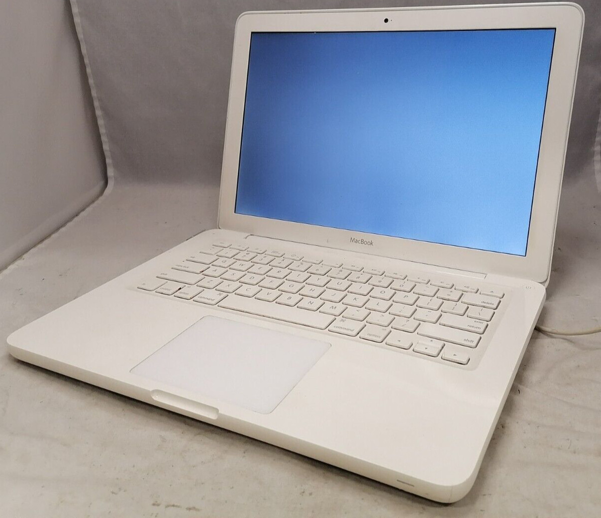 FOR PARTS 13.3″ Apple MacBook A1342 (Intel Core 2 Duo P8600/2GB RAM/NO HDD)