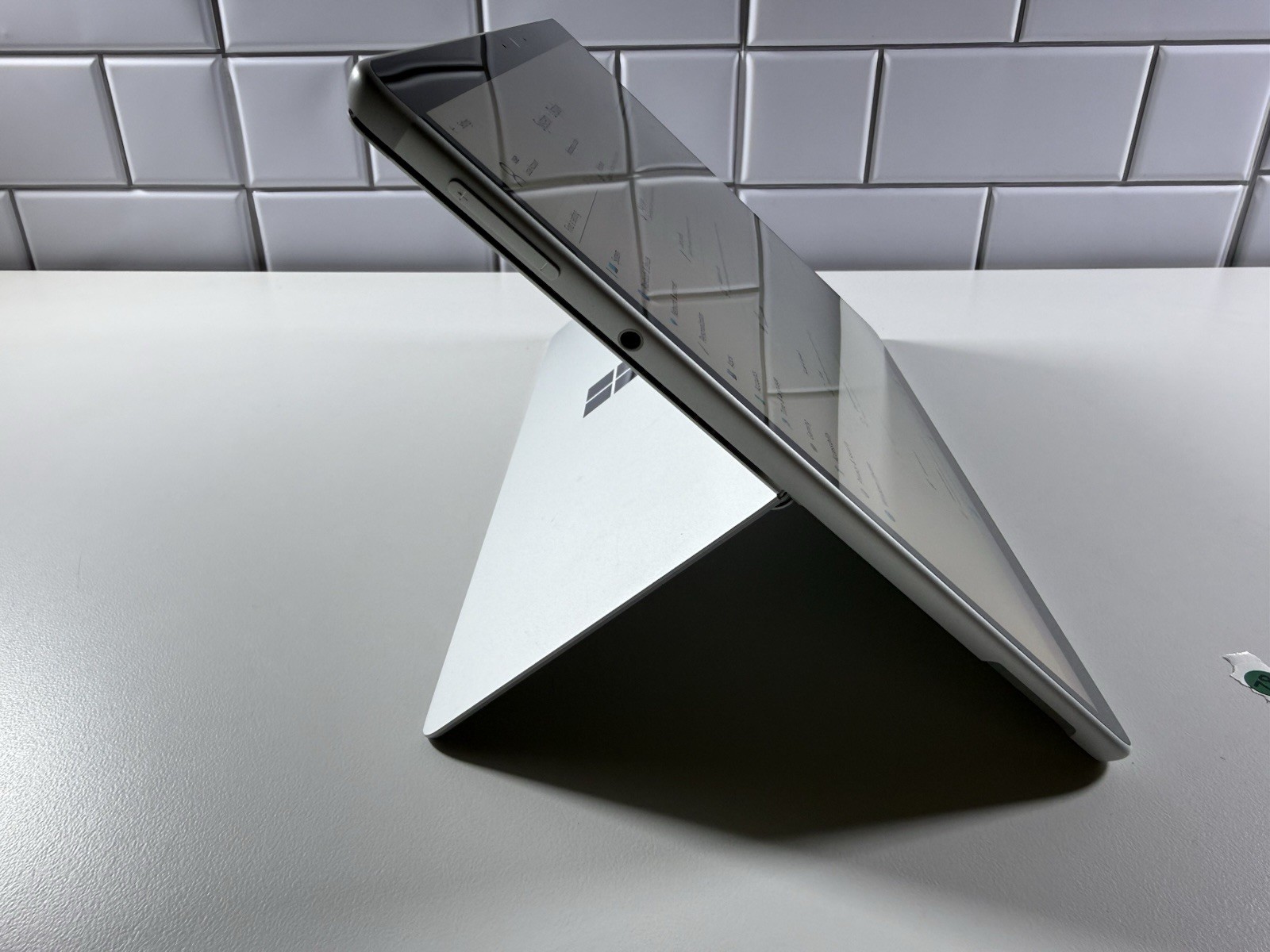 Microsoft Surface Pro 8 (1982) i5-1145G7 – 16GB RAM – 256GB 120Hz – Win 11 Pro