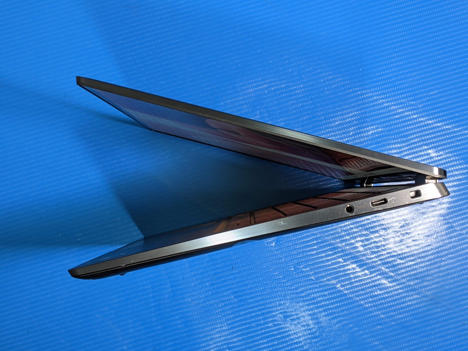 Dell Latitude 9330 13.3″ WQXGA TOUCH i7-1260U 1.1GHz 16GB 256GB W11P WRNTY-04/26