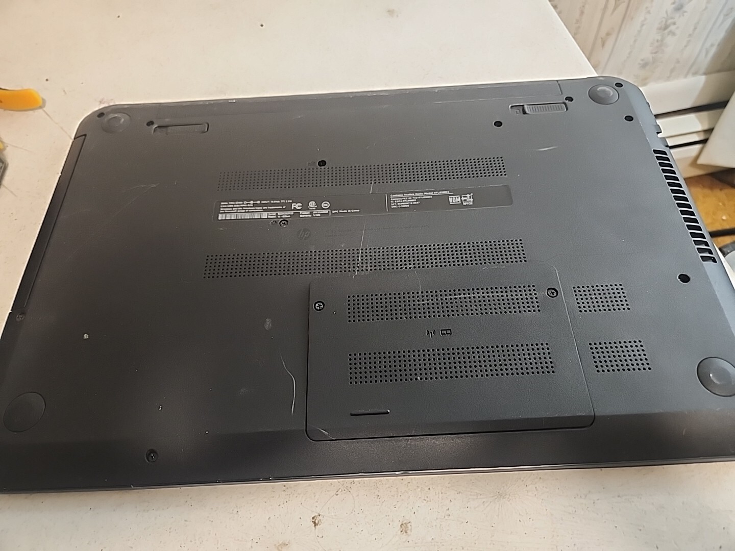 HP 15-F039WM Laptop Intel Celeron N2830 2.1 GHz 4GB ram AS IS NO Hdd/OS