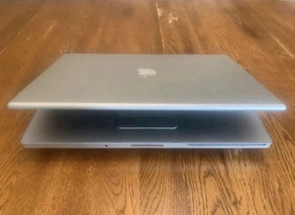 💻🔥 X2 Vintage 17” Silver MacBook Pro (2008) – Rare Large Screen Bundle 🔥💻
