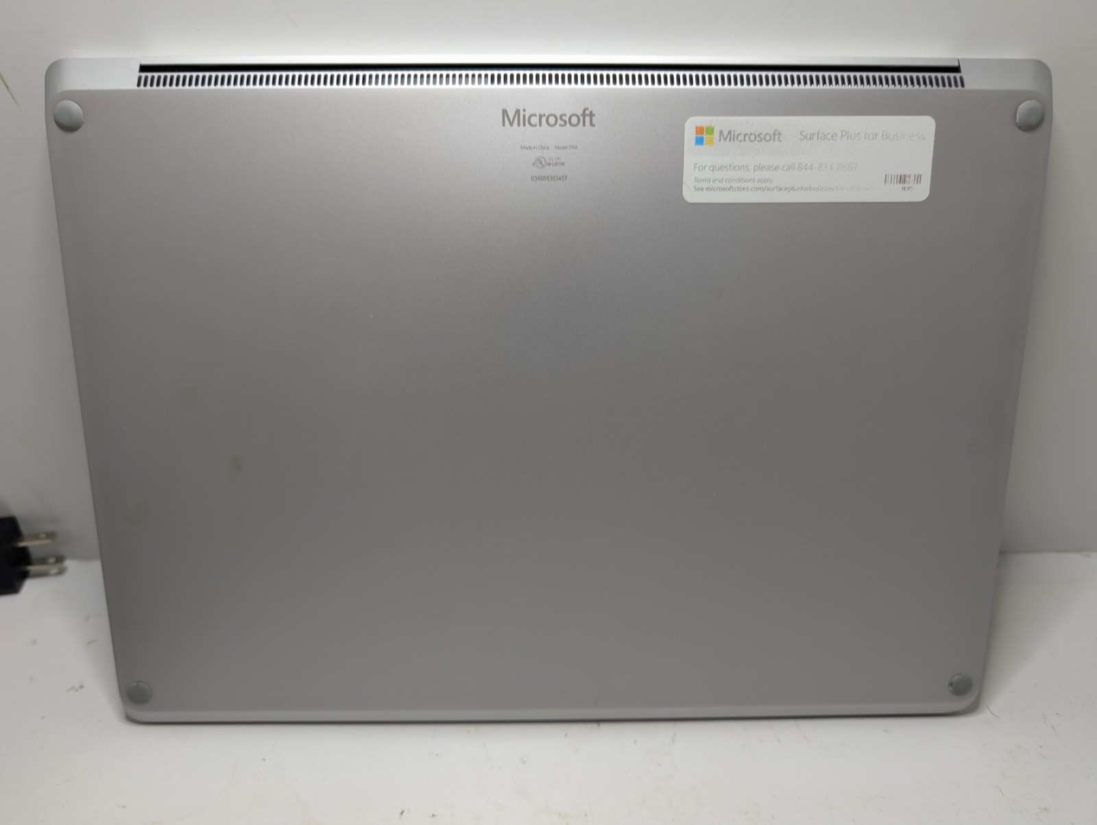Microsoft Surface Laptop 1 13.5″ i5-7200U 2.5GHz 8GB RAM 128GB SSD