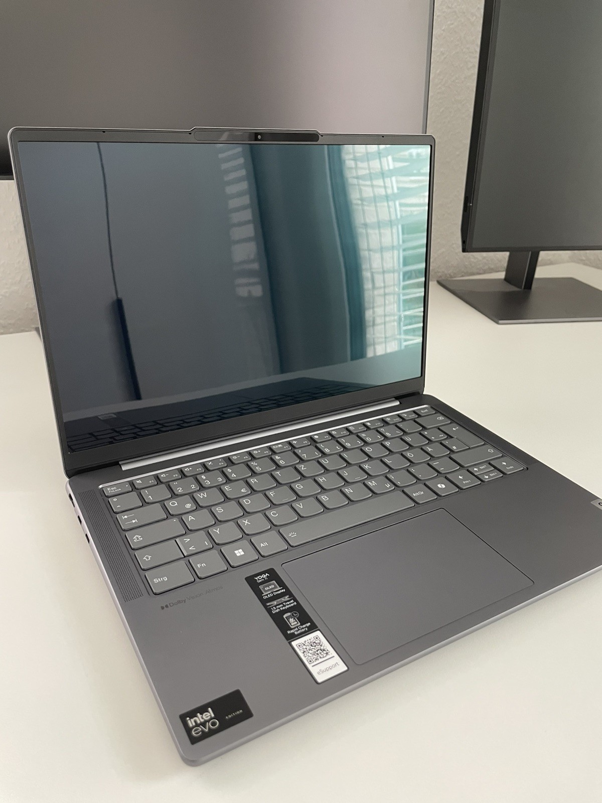 Lenovo Yoga Slim 7i AI Laptop 14” WUXGA OLED Display Intel i7 32GB Ram 1TB SSD