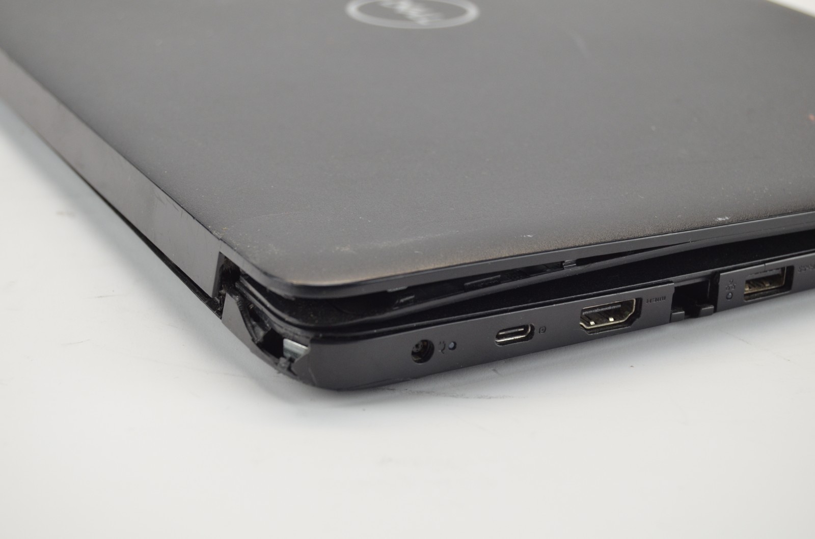 Dell Latitude 3500 15.6″ i7-8565U 1.80GHz 8GB Ram NO HDD/OS FOR PARTS READ