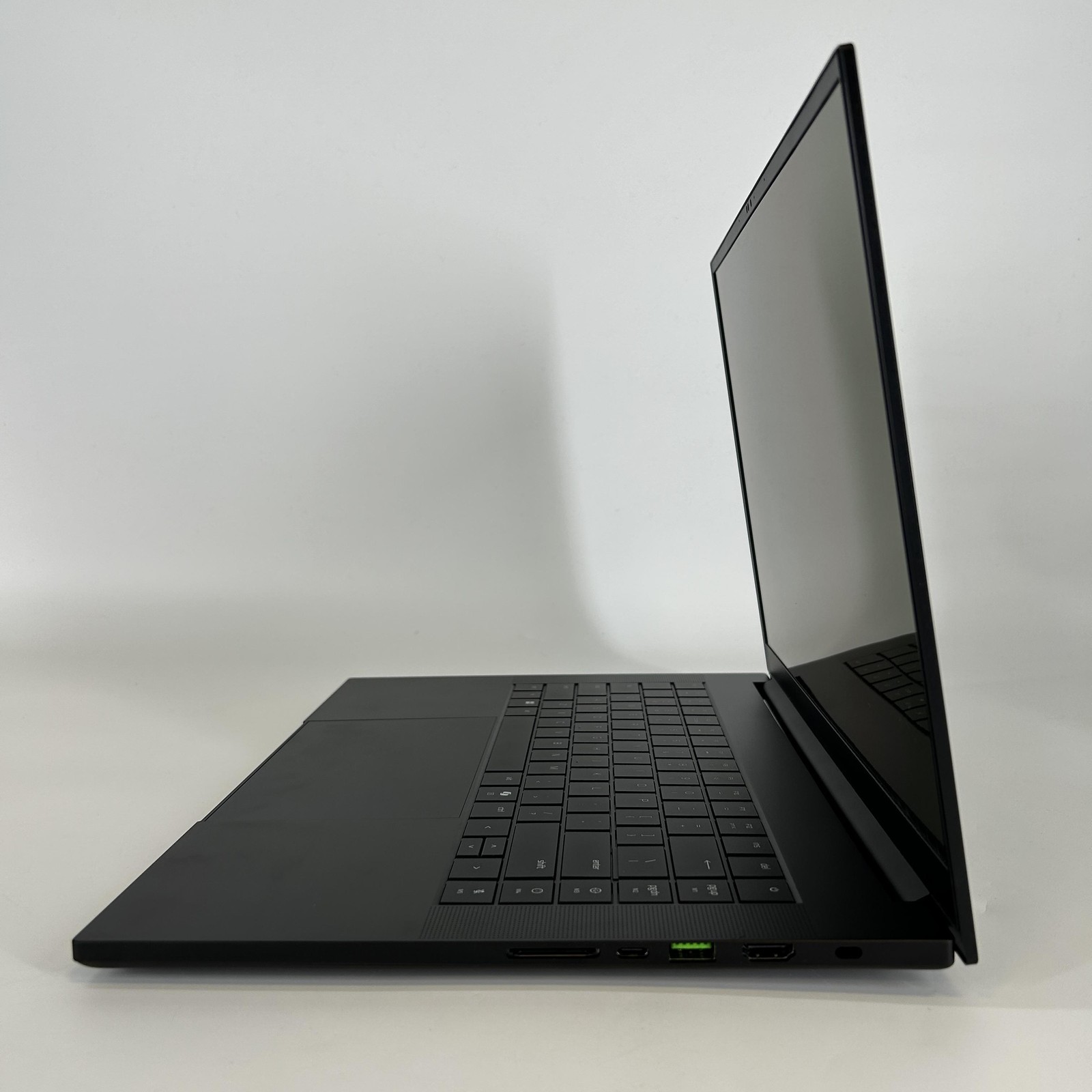 Razer Blade 16 240Hz QHD+ 2025 2.0 GHz Ryzen AI 9 HX 370 32GB 2TB SSD RTX 5090