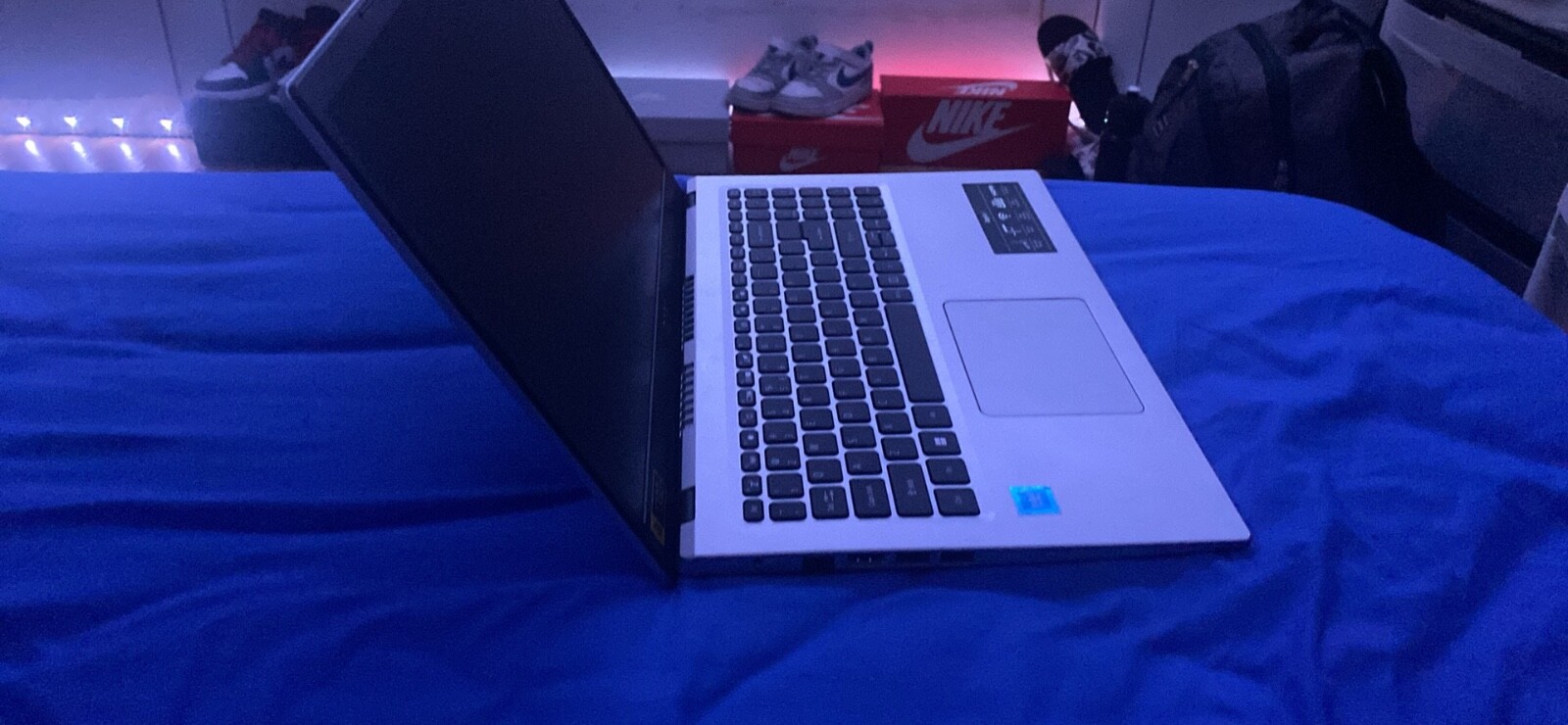 laptop gaming acer silver idk the specs perfect condition good for fortnight