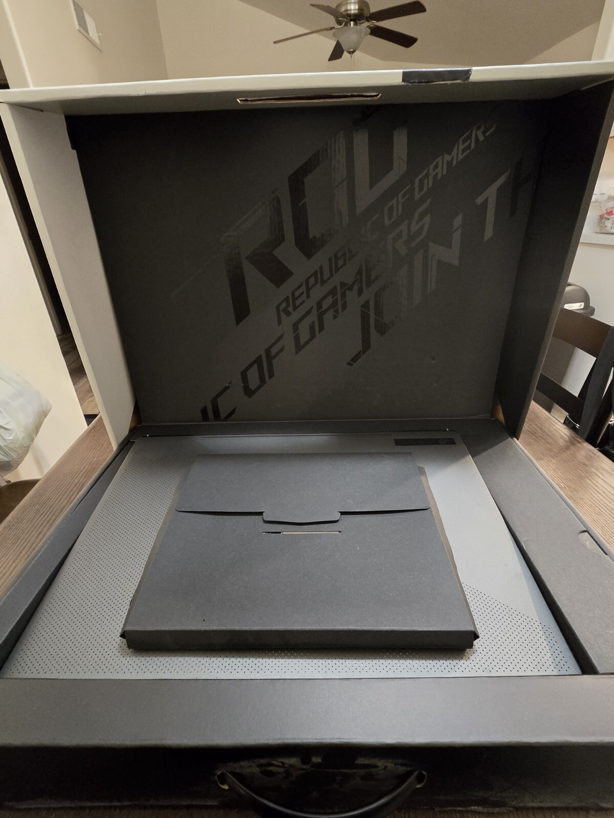 ASUS ROG Zephyrus G16 16″ (512GB SSD, Intel Core i7 13th Gen., 4.90GHz, 16GB,…