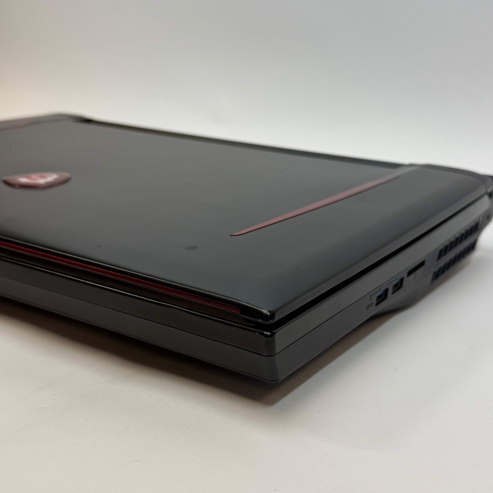 MSI Titan GT75 8RF 17.3″ i7-8850H 2.6GHz 64GB 256GB GTX 1080 Bent USB Read
