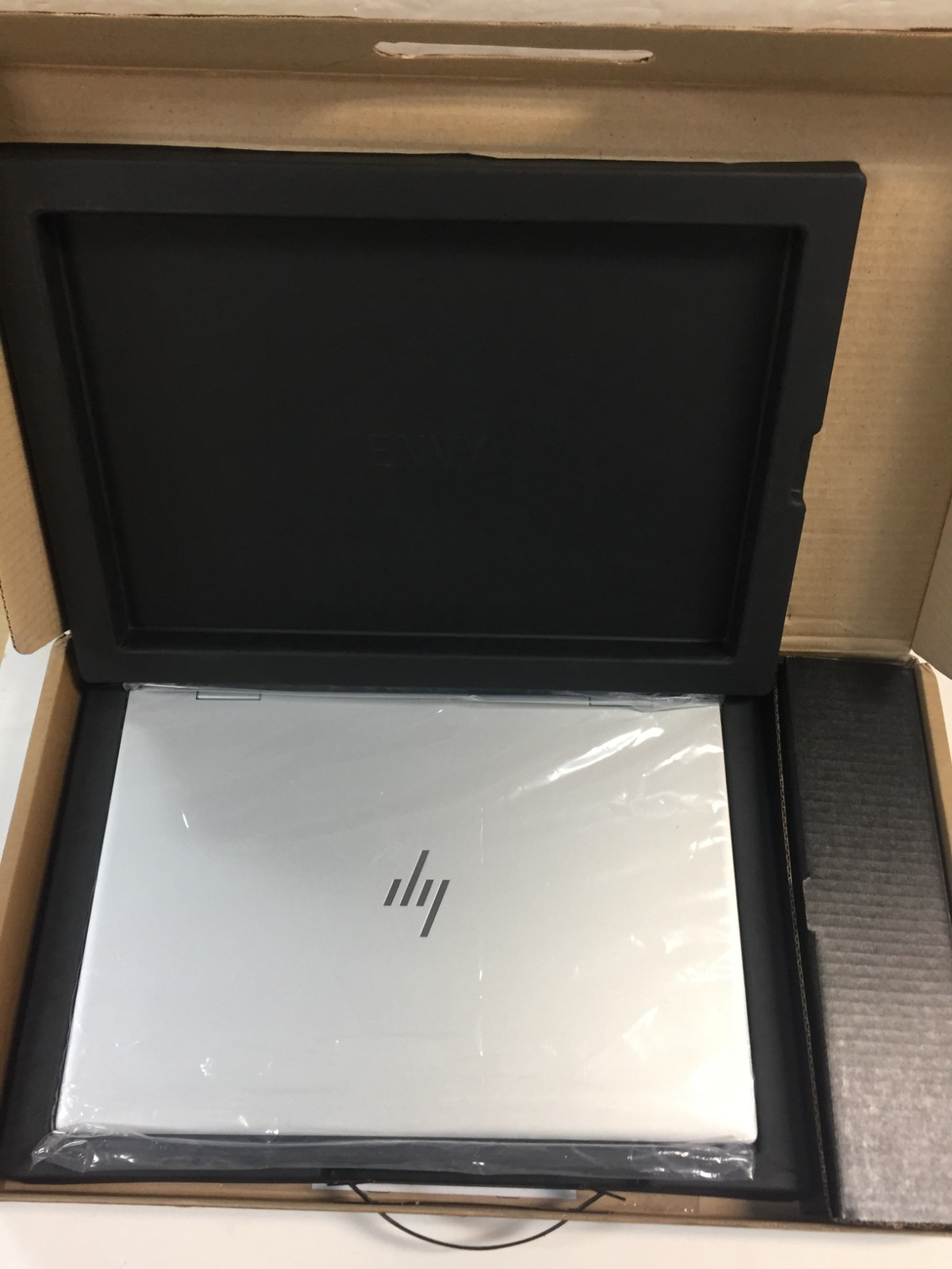 HP Envy x360 15t-dr000 15.6 Touchscreen Laptop/i5-8265U/8GB/256GB SSD/W10H w/Pen