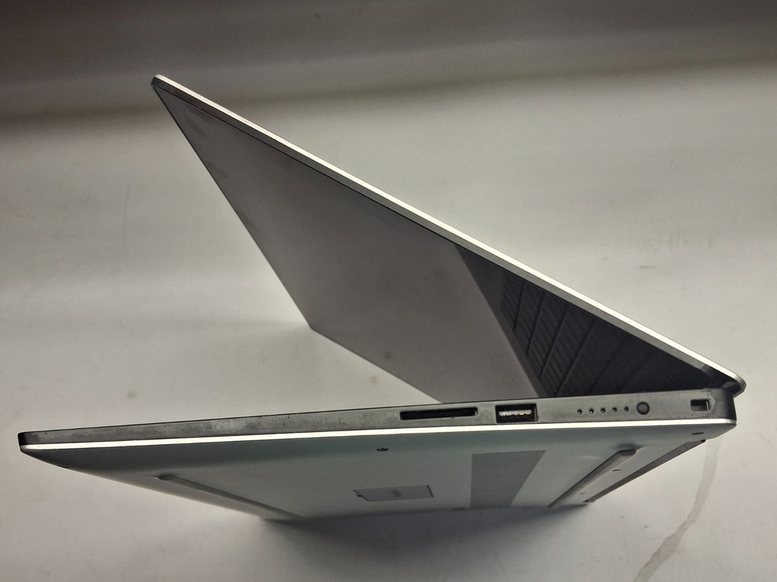Dell Precision 5530 15.6″UHD Touch i9-8950HK 32GB Ram 256 SSD Quadro P2000 W11P