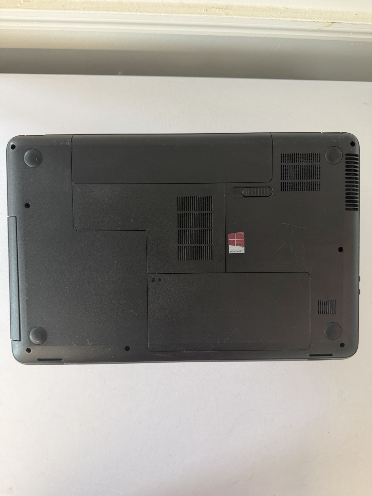 HP Notebook 2000 Laptop – Good Screen – AMD E-300 – RAM 4 GB – Read Des