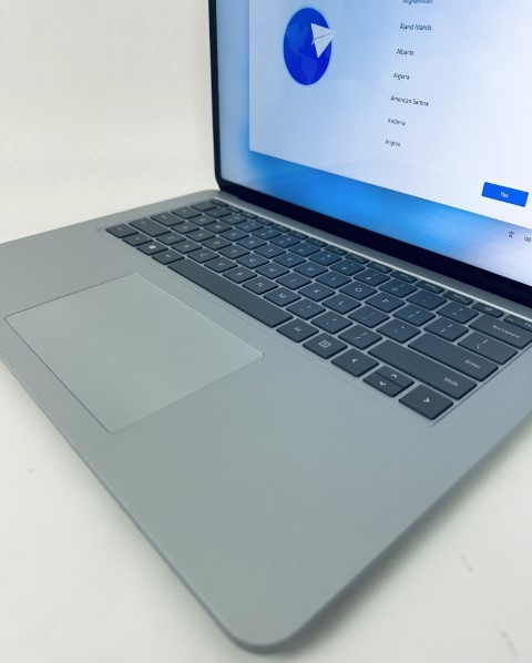 Microsoft Surface Laptop Studio 14.4″ Touch i7 16GB 512GB SSD RTX 3050Ti W11H SD