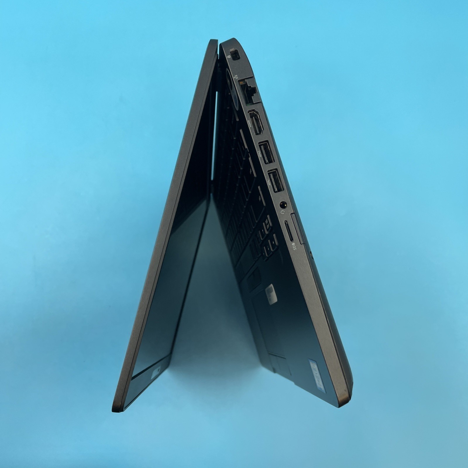 Dell Latitude 5400 | i7-8665U | 16GB RAM | NO DRIVE | Radeon 540X | NO OS | 67%