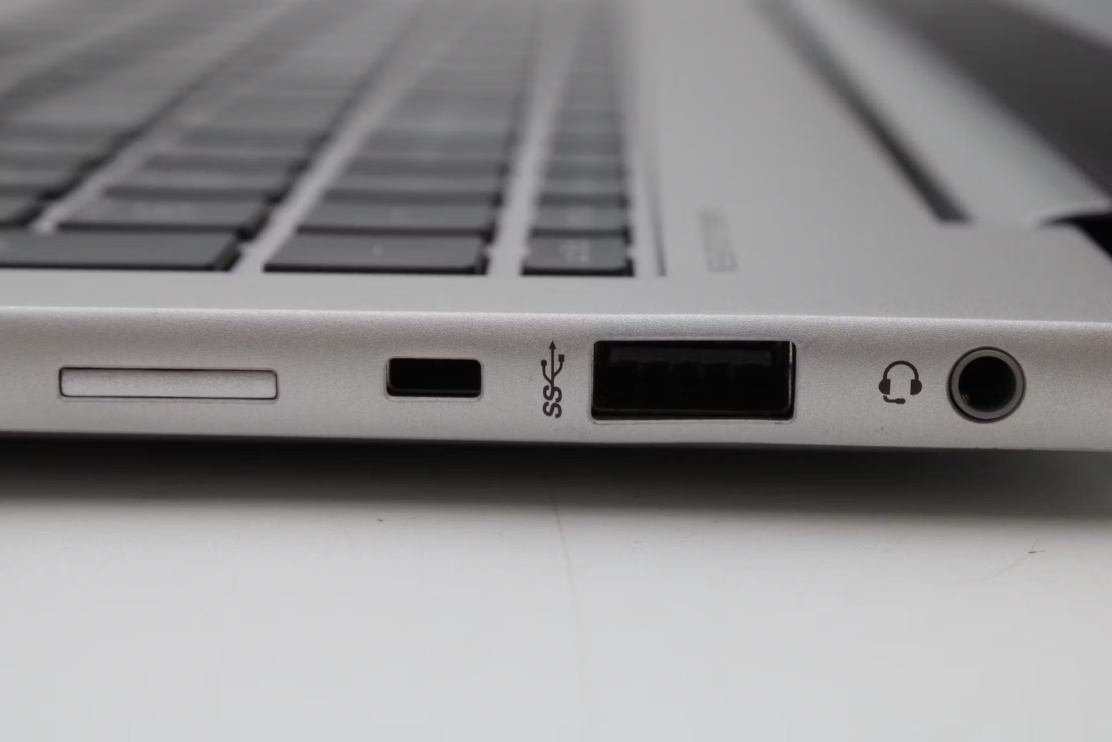 HP EliteBook 860 G10 16″ i5-1345U, 256GB NVMe, 16GB RAM