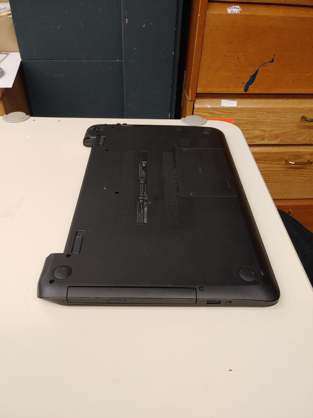 827 – HP 15-f211wm – FOR PARTS / AS-IS