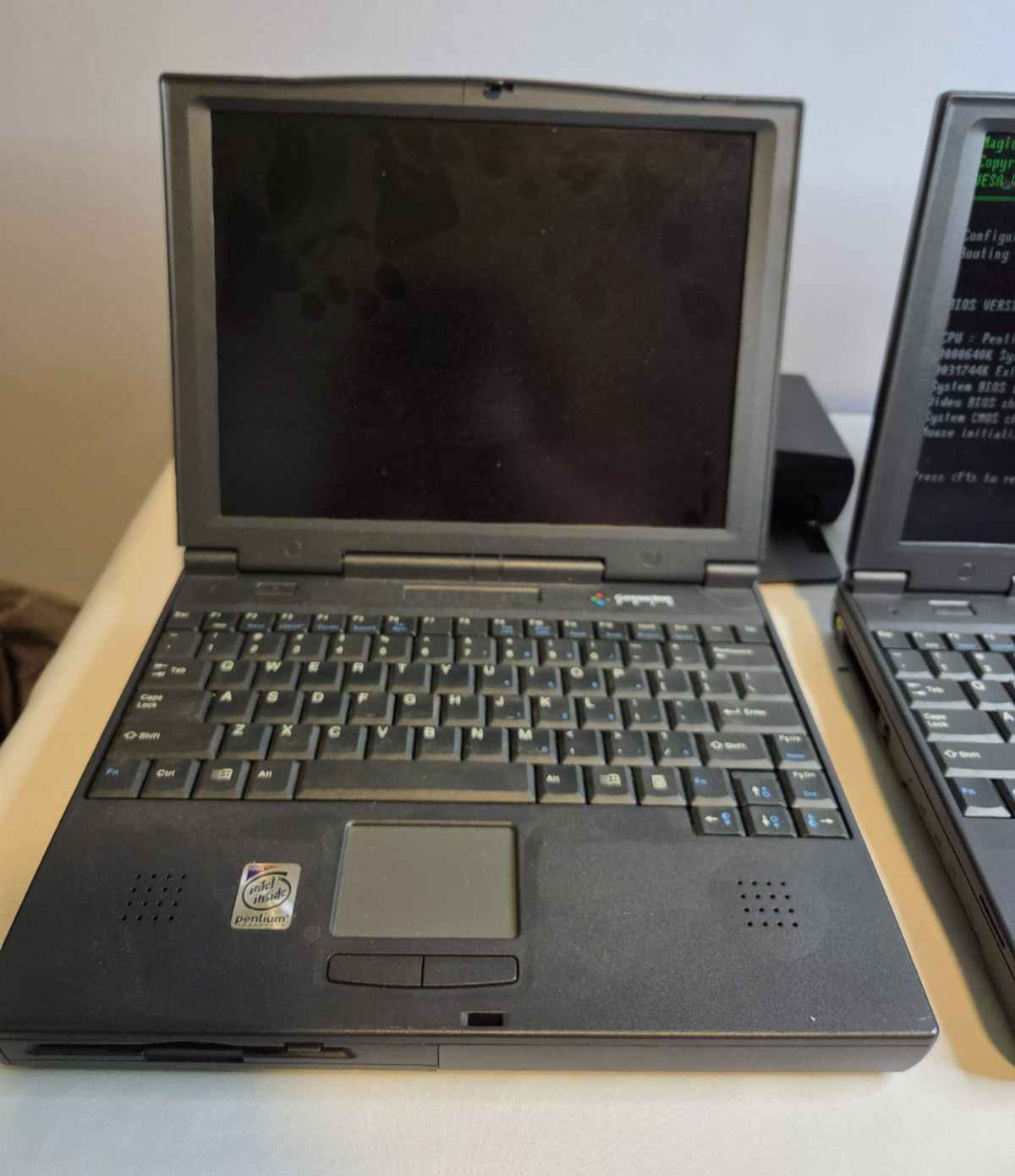 2 Gateway 2000 Solo 2300 Laptops, Power Supply & Dock Terminal READ UNTESTED
