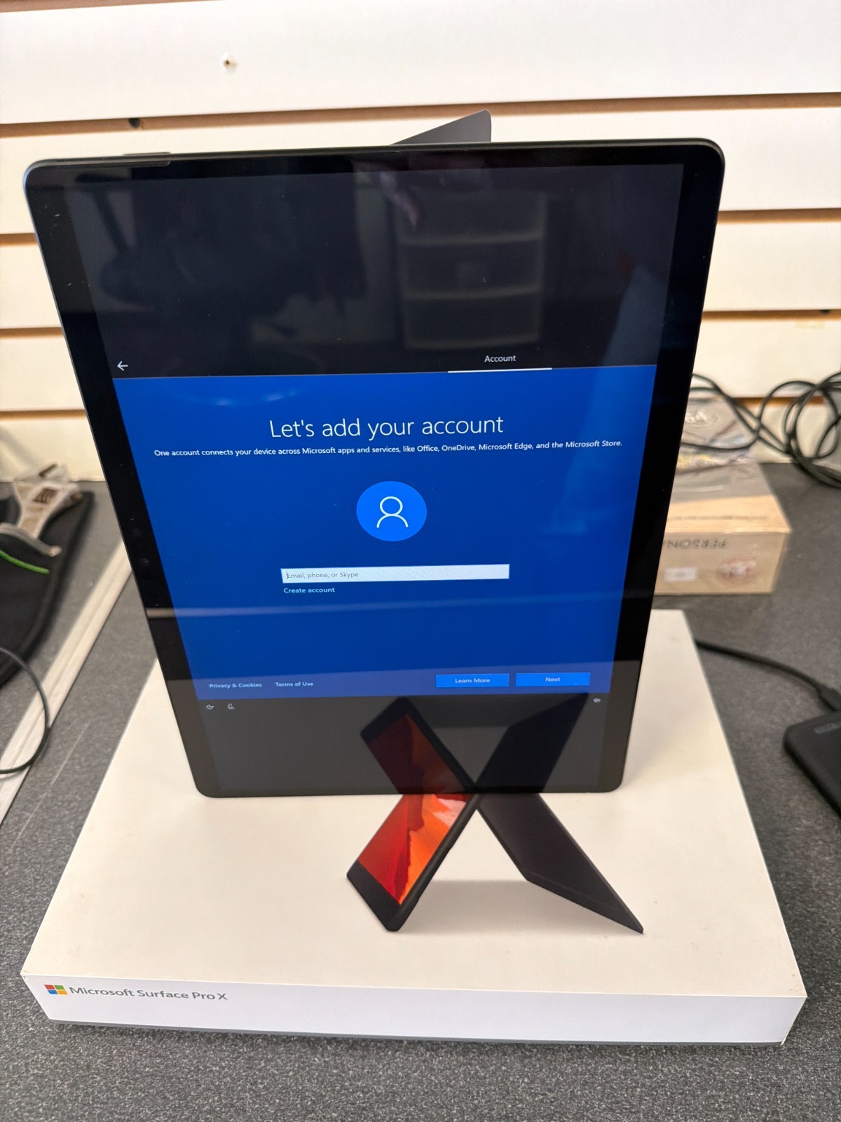 Microsoft Surface Pro X 1876 13″ SQ1 3.0GHz 8GB RAM 128GB SSD + extras