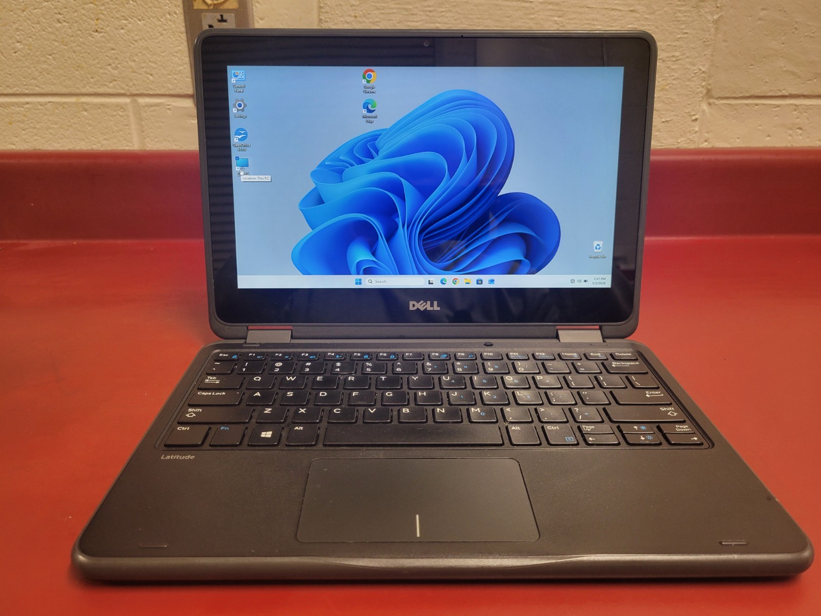 Dell Latitude 3189 Laptop 120 GB SSD 4GB ram Pentieium N4200. Windows 11